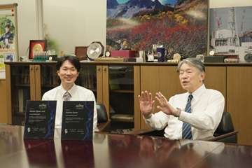 山中委員長と東主任技術研究調査官が懇談する画像
